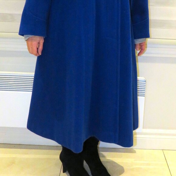 VINTAGE 1980's WOMEN'S FULL LENGTH WIDE (OVERSIZED) WOOL/NYLON WINTER SWING COAT - Picture 2 of 12